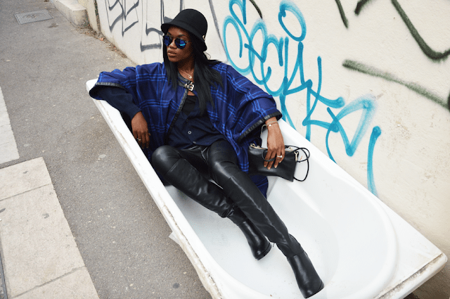 Chapeau cloche et bottes de&nbsp;cuir